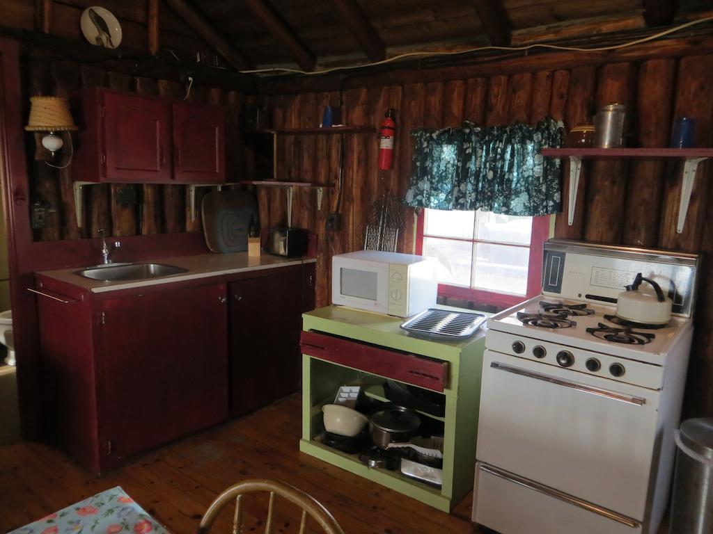 Lake Wolsey Cabins Hotel Gore Bay Bagian luar foto